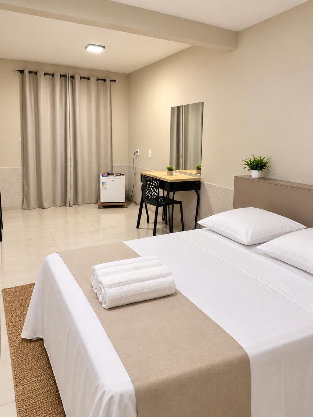 Detalhe do quarto com ar-condicionado e TV