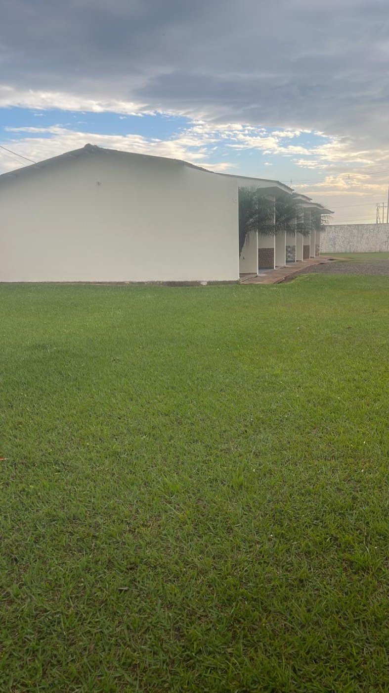 Espaço externo e estacionamento da pousada