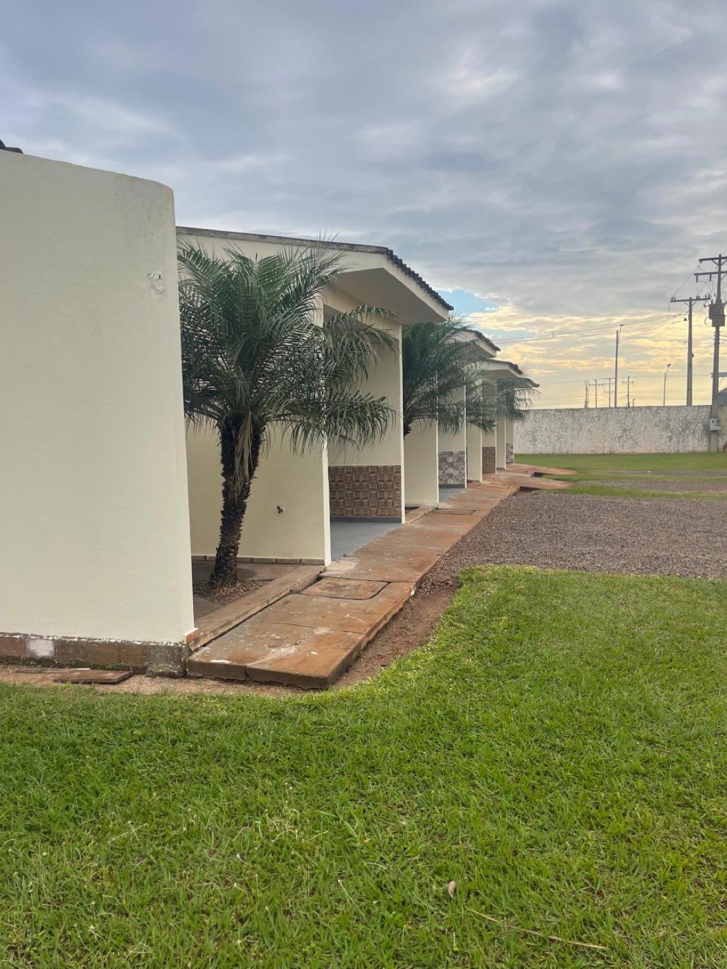 Fachada e área de convivência da pousada